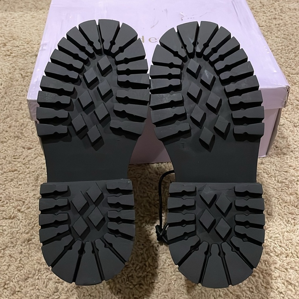 Madden Girl White and Black platform lace up Shoes. New in the box size 7 - Picture 5 of 6